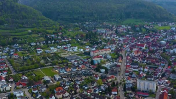 コロナウイルスのロックダウン中の晴れた春の日にドイツの都市Heubachの空中ビュー — ストック動画