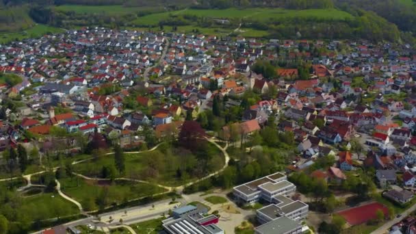 Vista Aérea Ciudad Essingen Alemania Soleado Día Primavera Durante Cierre — Vídeos de Stock
