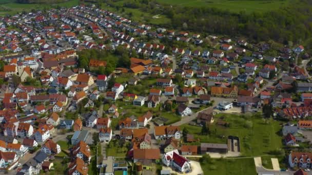 コロナウイルスのロックダウン中の晴れた春の日にドイツのエスシンゲン市の空中ビュー — ストック動画