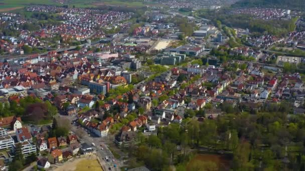 Aerial View City Aalen Germany Aurinkoisena Kevätpäivänä Sepelvaltimoviruksen Lukituksen Aikana — kuvapankkivideo