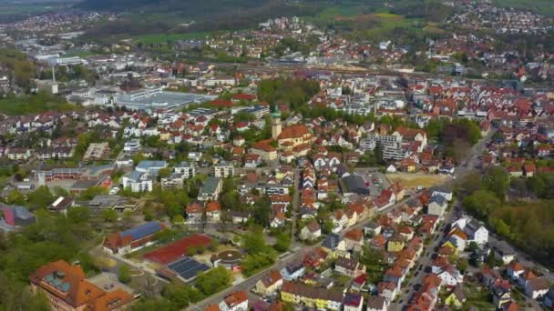 コロナウイルスのロックダウン中の晴れた春の日にドイツのアレン市の空中ビュー — ストック動画