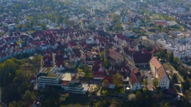 Almanya 'da Leonberg kentinin güneşli bir bahar sabahında havadan görünüşü