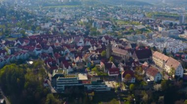 Almanya 'da Leonberg kentinin güneşli bir bahar sabahında havadan görünüşü