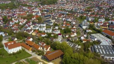 Güneşli bir bahar gününde Coronavirus kilitlemesi sırasında Almanya 'daki Wasseralfingen şehrinin hava görüntüsü.