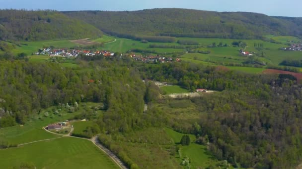 Vue aérienne de la ville de Roethardt en Allemagne par une journée ensoleillée de printemps pendant le confinement du coronavirus.