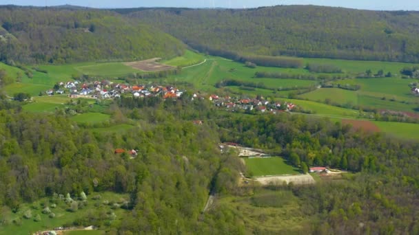 コロナウイルスのロックダウン中の晴れた春の日にドイツの都市Roethardの空中ビュー — ストック動画