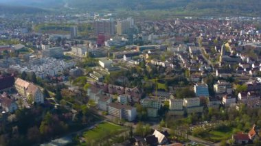 Almanya 'da Leonberg kentinin güneşli bir bahar sabahında havadan görünüşü
