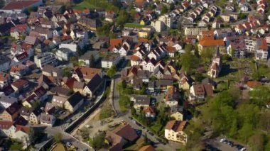 Almanya 'daki Ditzingen kentinin güneşli bir bahar sabahında havadan görünüşü