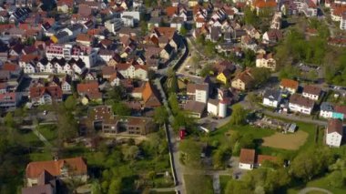 Almanya 'daki Ditzingen kentinin güneşli bir bahar sabahında havadan görünüşü
