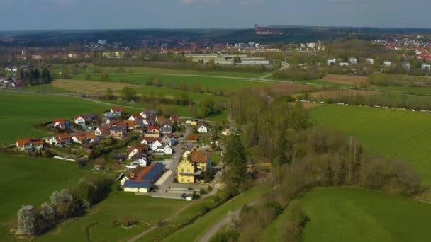 Vue aérienne de la ville d'Ellwangen en Allemagne par une journée ensoleillée de printemps pendant le confinement du coronavirus.