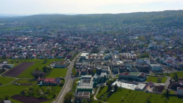 春の初めの晴れた朝にドイツの都市Gerlingenの空中景色 — ストック動画