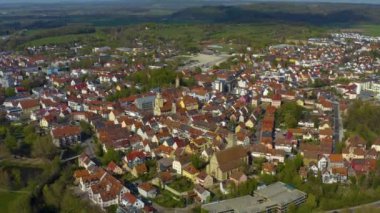 Koronavirüs tecridi sırasında güneşli bir bahar gününde Almanya 'daki Crailsheim kentinin hava görüntüsü.