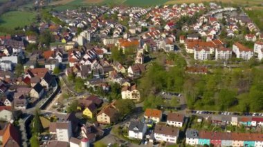 Almanya 'daki Ditzingen kentinin güneşli bir bahar sabahında havadan görünüşü