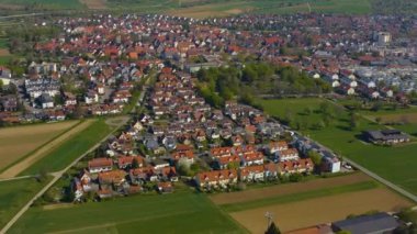 Mnchingen köyünün güneşli bir bahar sabahında havadan görünüşü