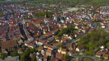 Koronavirüs tecridi sırasında güneşli bir bahar gününde Almanya 'daki Crailsheim kentinin hava görüntüsü.