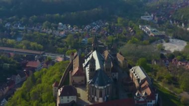 Güneşli bir bahar gününde, Almanya 'daki StiftsKirche Kilisesi' nin çevresindeki Schwbisch salonunun hava görüntüsü..