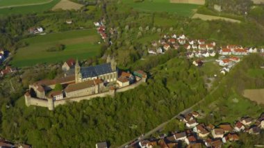 Güneşli bir bahar gününde, Almanya 'daki StiftsKirche Kilisesi' nin çevresindeki Schwaebisch salonunun hava görüntüsü..