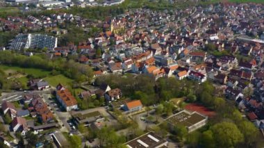 Almanya 'da Schwieberdingen kentinin güneşli bir bahar sabahında havadan görünüşü