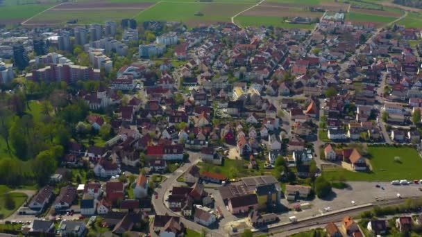 早春の晴れた日にドイツのヘミングン市の空中風景 — ストック動画