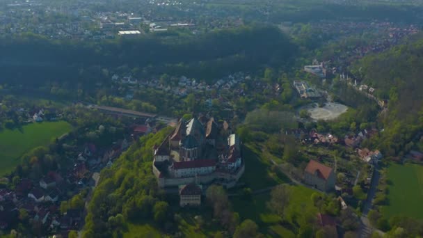 Vista Aérea Ciudad Schwaebisch Hall Alrededor Iglesia Stiftskirche Alemania Día — Vídeo de stock