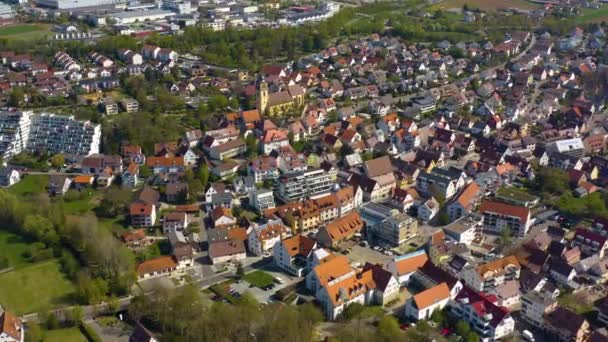 春の初めの晴れた日にドイツのSchwieberdingen市の空中ビュー — ストック動画