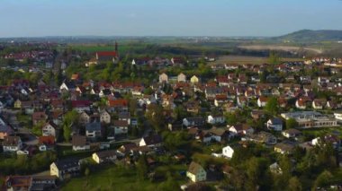 Coronavirus kilitlemesi sırasında güneşli bir bahar gününde Almanya 'daki Rosengarten kentinin hava görüntüsü.