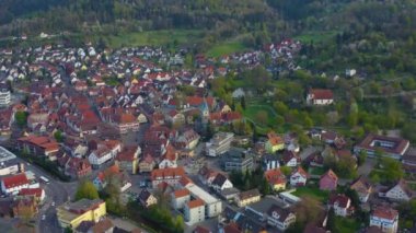 Coronavirus kilitlemesi sırasında güneşli bir bahar gününde Almanya 'daki Murrhardt kentinin hava görüntüsü.
