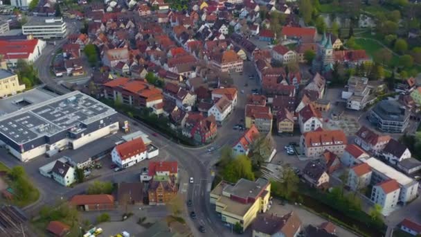 コロナウイルスのロックダウン中の晴れた春の日にドイツの都市Murrhardの空中ビュー — ストック動画