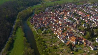Baharın ilk günlerinde Almanya 'daki Oberriexingen köyünün hava manzarası