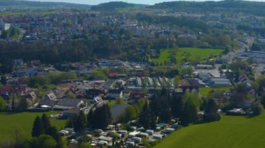 Şehrin havadan görünüşü güneşli bir günde koronavirüs kilitlenmesi sırasında ilkbaharda sakinleşir..