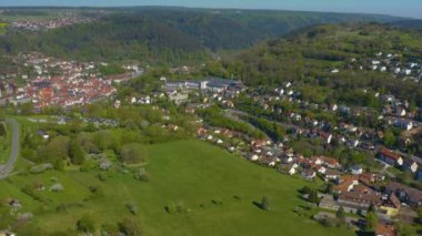 Şehrin havadan görünüşü güneşli bir günde koronavirüs kilitlenmesi sırasında ilkbaharda sakinleşir..