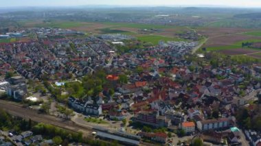 Almanya 'nın Sachsenheim kentinin güneşli bir bahar sabahında havadan görünüşü