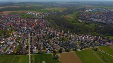 Almanya 'nın Sachsenheim kentinin güneşli bir bahar sabahında havadan görünüşü