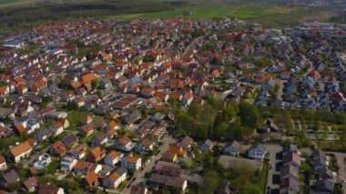 İlkbaharın başlarında güneşli bir günde Almanya 'da Loechgau şehrinin havadan görünüşü