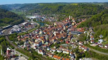 Koronavirüs tecridi sırasındaki bahar mevsiminde Horb am Neckar şehrinin hava görüntüsü.