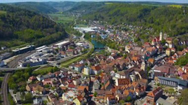 Koronavirüs tecridi sırasındaki bahar mevsiminde Horb am Neckar şehrinin hava görüntüsü.