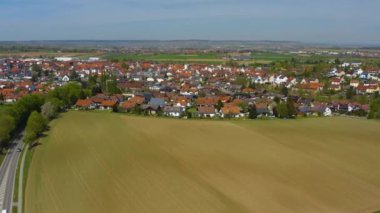 Baharın erken saatlerinde güneşli bir günde Almanya 'daki Erligheim köyünün havadan görünüşü