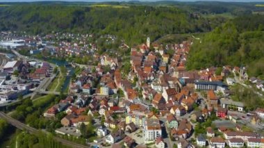 Koronavirüs tecridi sırasındaki bahar mevsiminde Horb am Neckar şehrinin hava görüntüsü.