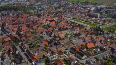 Bahar başında güneşli bir günde Almanya 'daki Bnnigheim kentinin havadan görünüşü