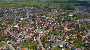 Geislingen şehrinin ilkbaharda koronavirüs kilitlenmesi sırasında Kara Orman üzerindeki hava görüntüsü.