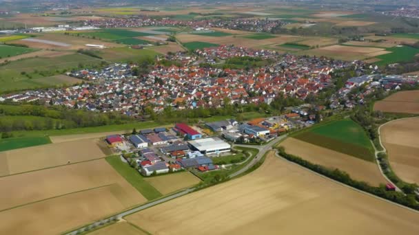 早春の晴れた朝にドイツの村のストックハイム周辺の空中ビュー — ストック動画