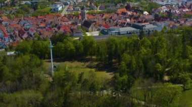 Koronavirüs kilitlenmesi sırasında baharda güneşli bir günde Baling 'in şehrin hava görüntüsü.
