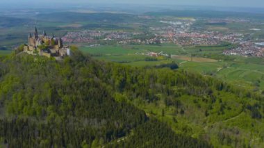 Baharda güneşli bir günde Hohenzollern Kalesi 'nin etrafındaki hava manzarası