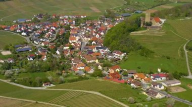 Güneşli bir bahar sabahında Almanya 'daki Neipperg Kalesi ve köyün hava manzarası