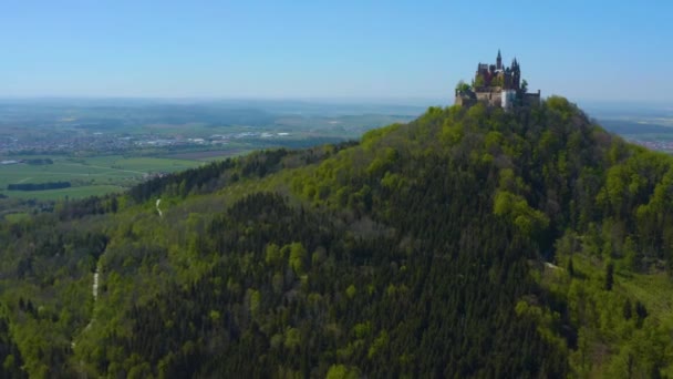 春天里阳光灿烂的一天 霍亨佐伦城堡周围的空中风景 — 图库视频影像