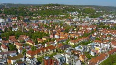 İlkbaharda Coronavirus kilitlemesi sırasında Tuebingen şehrinin hava görüntüsü..