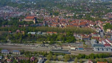 İlkbaharda Coronavirus kilitlemesi sırasında Tuebingen şehrinin hava görüntüsü..