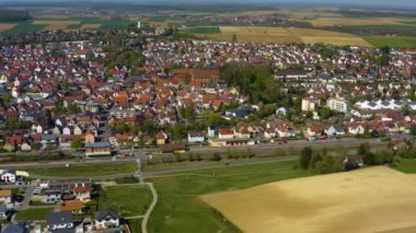 Almanya 'nın Schweigern kentinin güneşli bir bahar sabahında havadan görünüşü