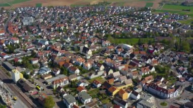 Baharın erken saatlerinde güneşli bir günde Almanya 'daki Leingarten şehrinin hava manzarası