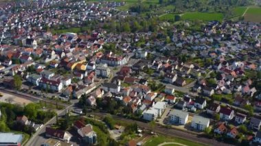 Baharın erken saatlerinde güneşli bir günde Almanya 'daki Leingarten şehrinin hava manzarası